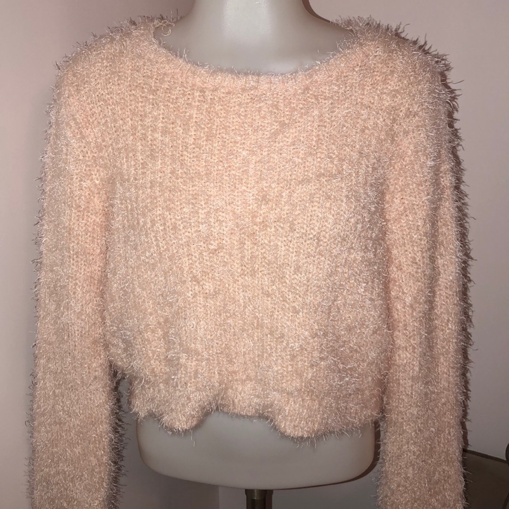 Cropped pink fuzzy sweater🌸